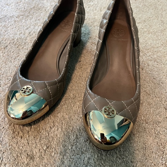Tory Burch Kaitlin Quilted Pump Taupe with Metal Gold Toe sz 10